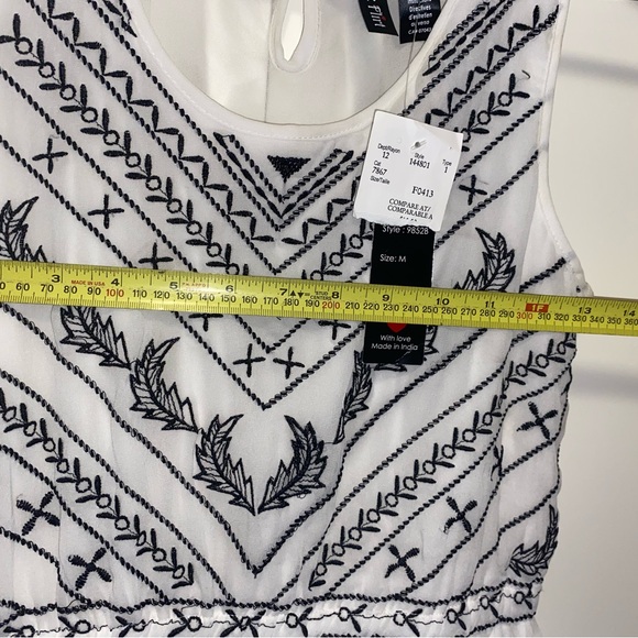 White flowy dress with two slits - Picture 2 of 10